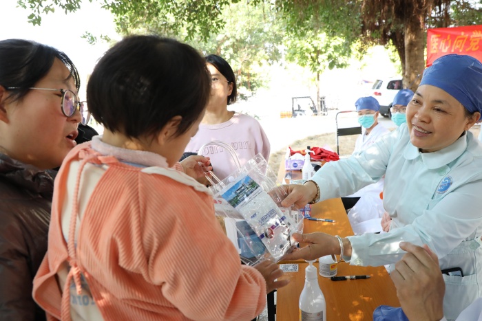 医心向党 “颌”你同行——博彩app下载
口腔颌面外科党支部开展健康口腔义诊进社区活动 第 3 张