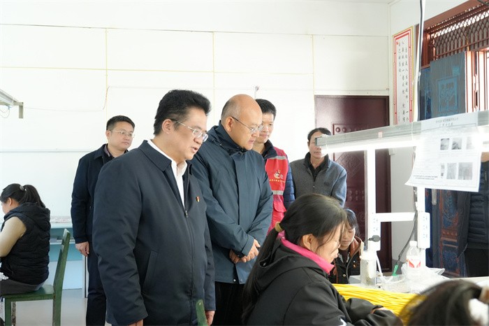 曾志羽校长带队到博彩app下载
定点帮扶村马山县里当瑶族乡龙琴村开展乡村振兴调研慰问 第 4 张