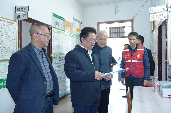 曾志羽校长带队到博彩app下载
定点帮扶村马山县里当瑶族乡龙琴村开展乡村振兴调研慰问 第 3 张