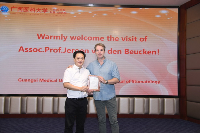 1113博彩app下载
廖红兵院长为Jeroen van den Beucken教授颁发感谢状_调整大小.jpg