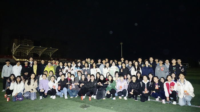 ​待到春来三月八，漫天开满美人花 ——博彩app下载
举行本科生“三七” 女生节送花活动 第 1 张