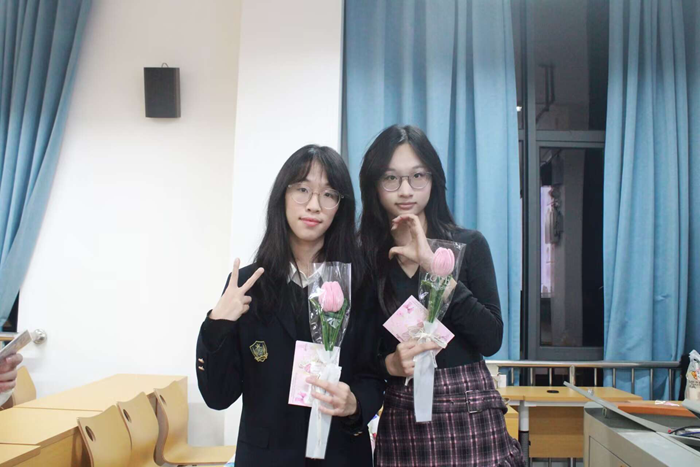 ​待到春来三月八，漫天开满美人花 ——博彩app下载
举行本科生“三七” 女生节送花活动 第 2 张