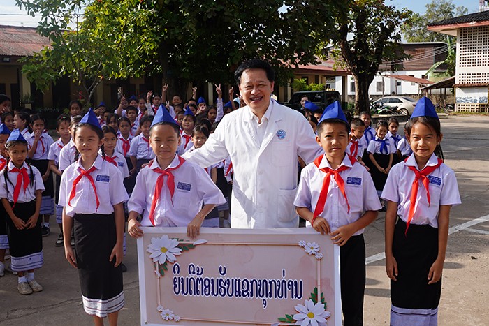 廖红兵院长与老挝小学生合影(官网用).jpg 廖红兵院长与老挝小学生合影(官网用).jpg