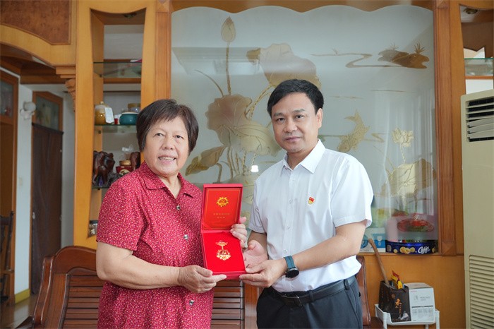 附属口腔博彩app推荐
开展2025年“七一”前夕走访慰问活动 第 6 张