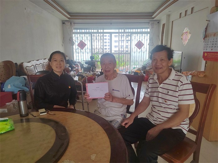 附属口腔博彩app推荐
开展2025年“七一”前夕走访慰问活动 第 4 张