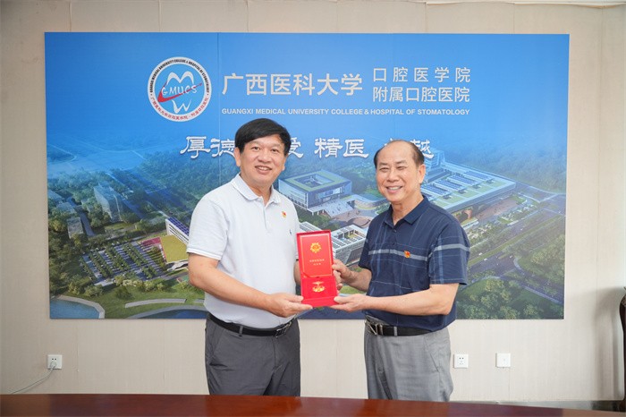 附属口腔博彩app推荐
开展2025年“七一”前夕走访慰问活动 第 7 张