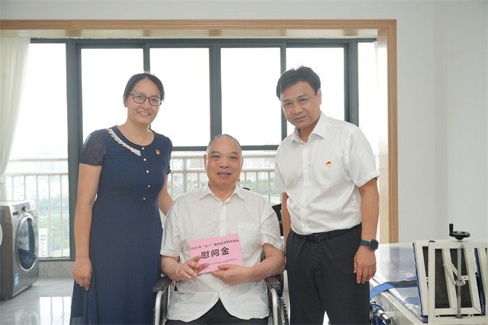 附属口腔博彩app推荐
开展2025年“七一”前夕走访慰问活动 第 2 张