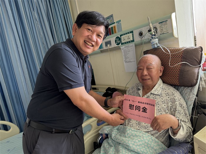 附属口腔博彩app推荐
开展2025年“七一”前夕走访慰问活动 第 2 张